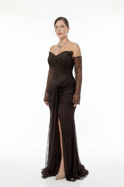 فستان سهرة بني اللون مطرز بالخرز والدانتيل بمقاسات كبيرة